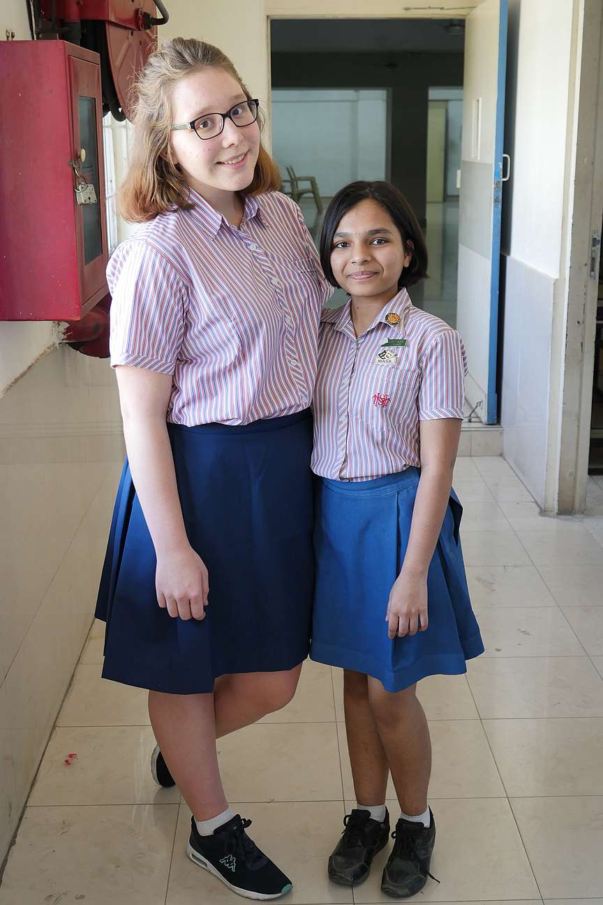 Mädchen in Schuluniform der Modern Highschool for Girls